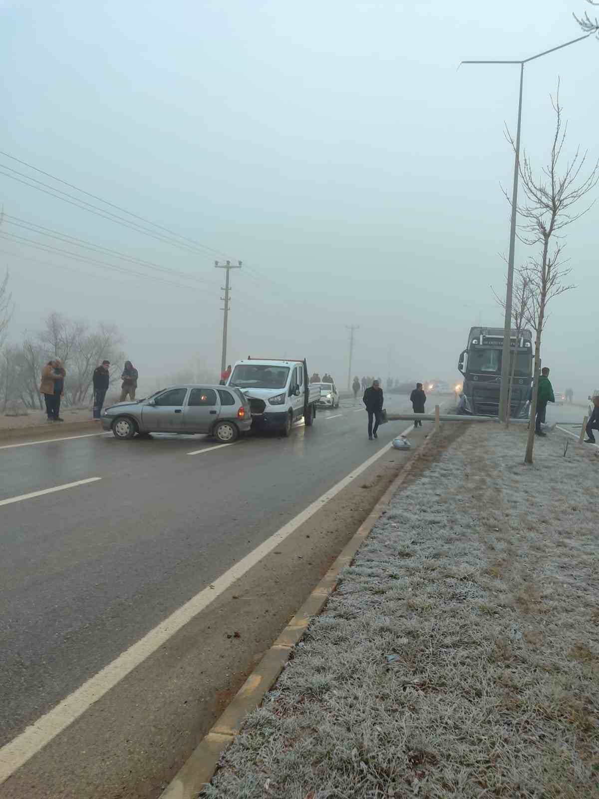 G&ouml;ksun&rsquo;da 22 ara&ccedil; kazaya karıştı: 15 yaralı
