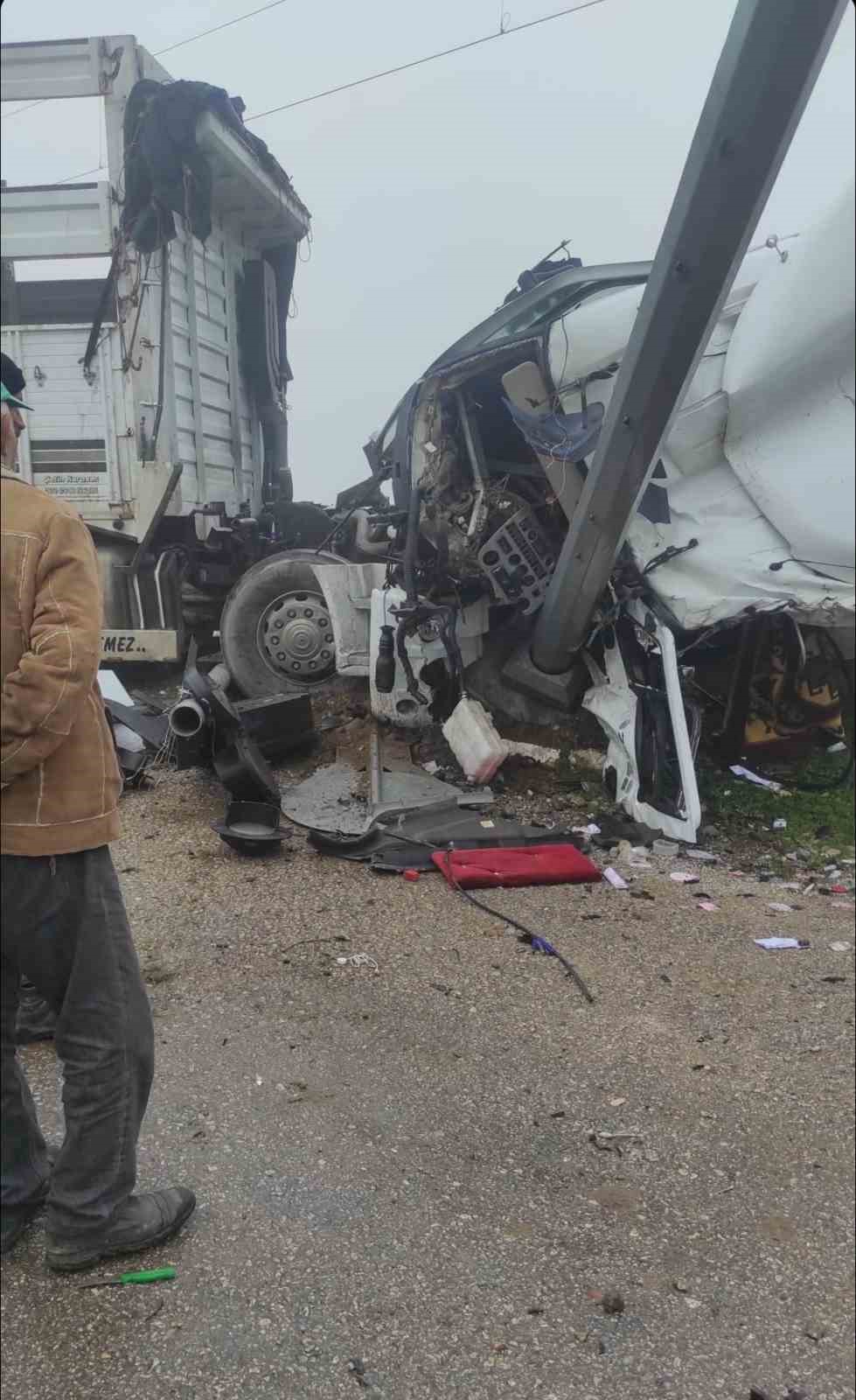İzmir’de kaza, tırla tren çarpıştı