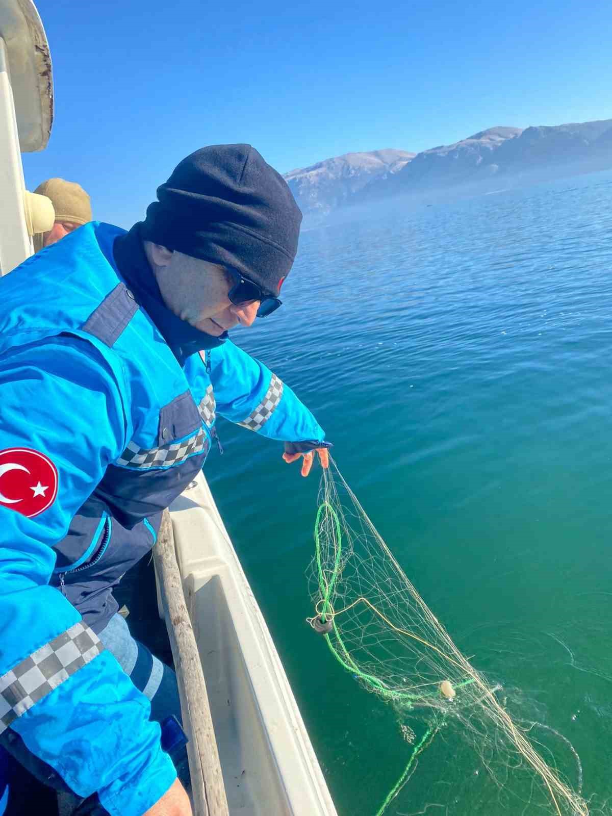 Eğirdir Gölü’nde kaçak avcılıkta kullanılan 800 metre uzatma ağı ele geçirildi