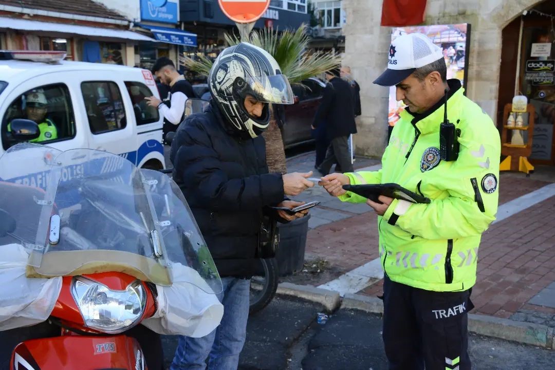 Kırklareli&rsquo;de trafik denetimi: 4 ara&ccedil; trafikten men edildi
