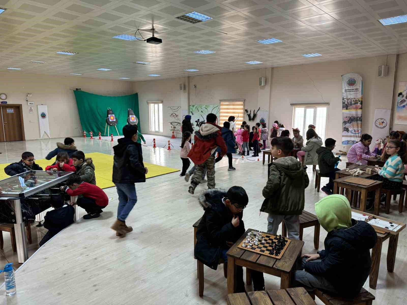 Siirt’te öğrenciler belediyenin spor tesisinde eğlenceli vakit geçiriyor
