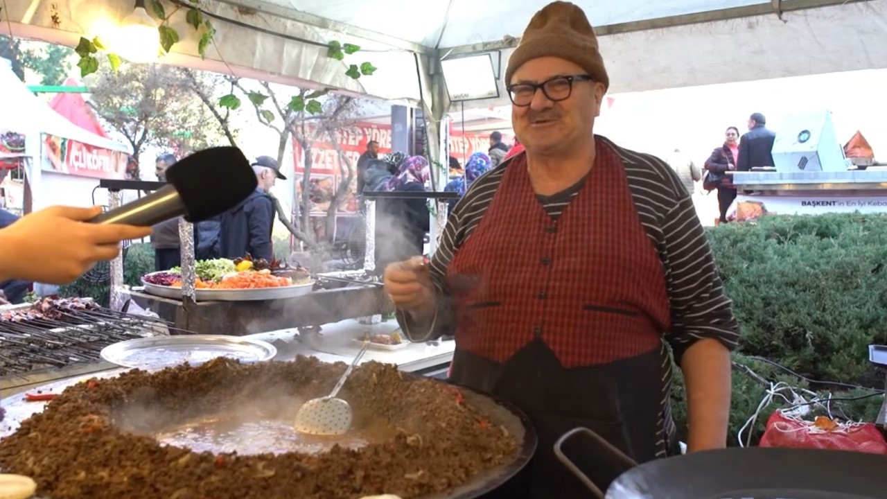 Kebabı en hızlı yiyen altın değerindeki baklavayı kaptı
