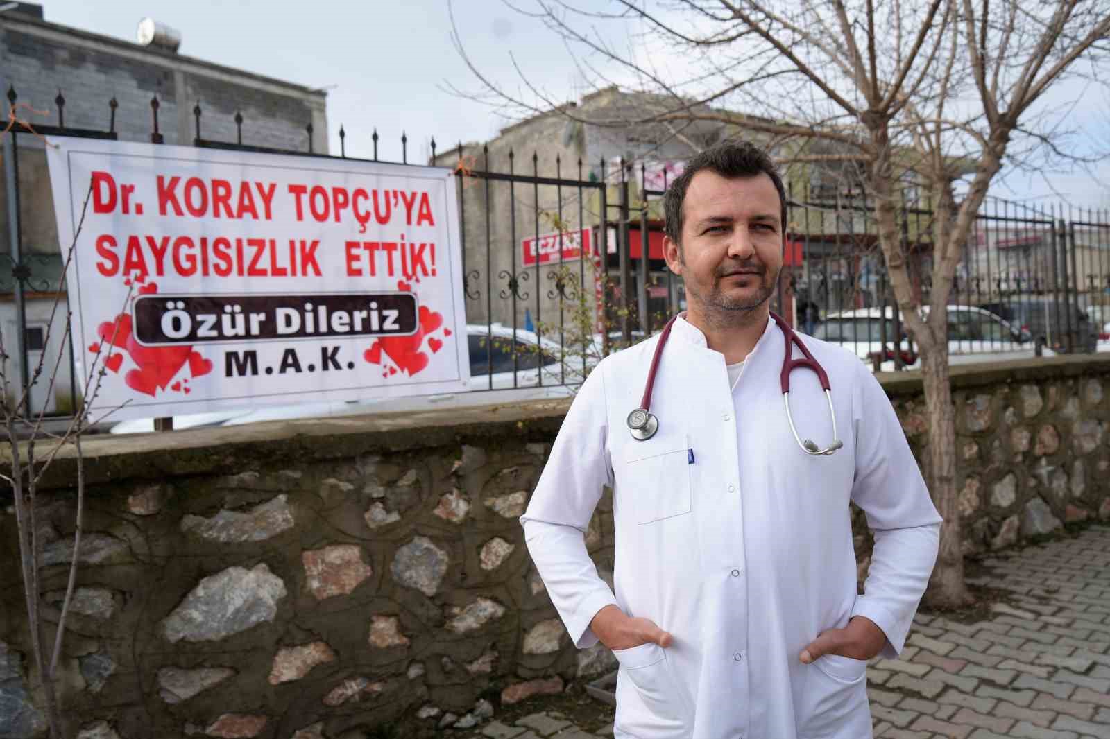 Tartıştıkları doktordan özür dilemek için pankart astılar