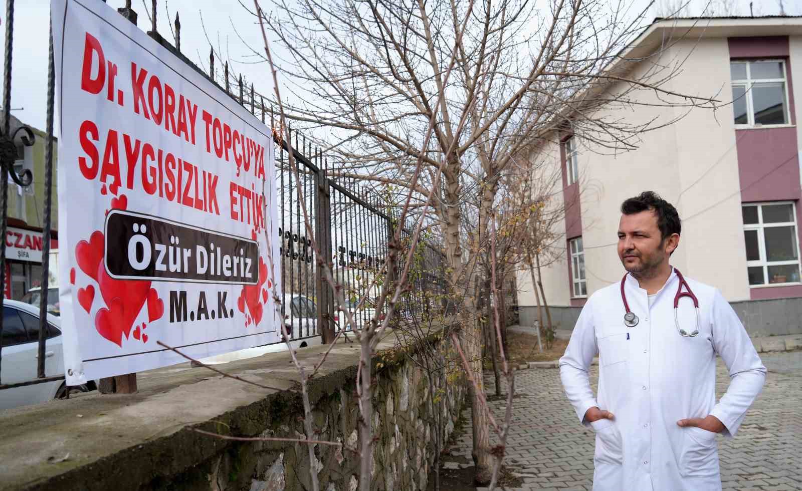 Tartıştıkları doktordan özür dilemek için pankart astılar
