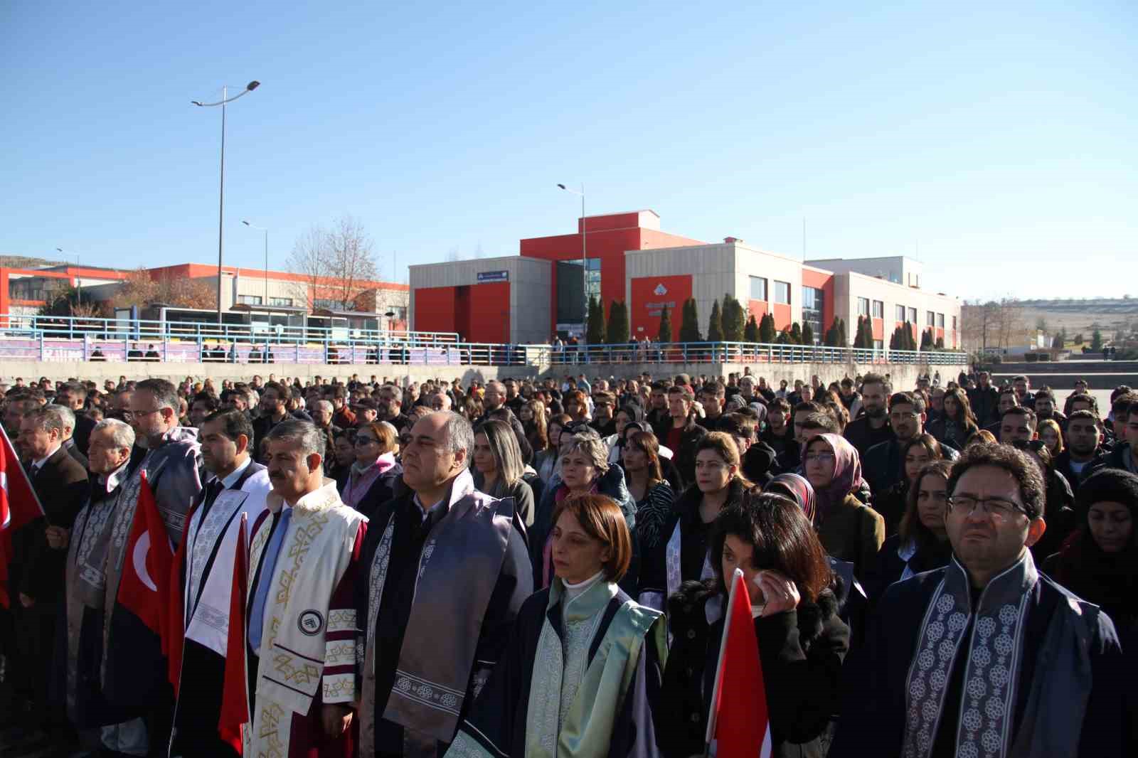 Akademisyenler ve üniversite öğrencileri şehitler için toplandı, terörü lanetledi