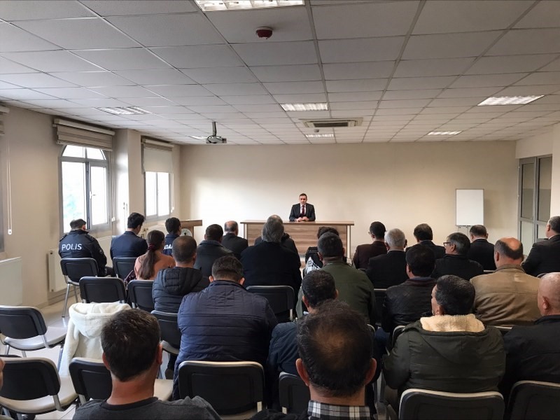 Burhaniye Kaymakamı Memiş, muhtarlarla toplantı yaptı
