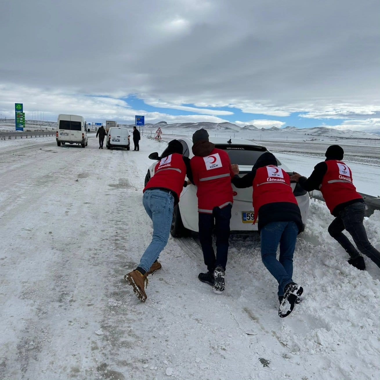 Ağrı&rsquo;da Kızılay g&ouml;n&uuml;ll&uuml;leri vatandaşların y&uuml;z&uuml;n&uuml; g&uuml;ld&uuml;r&uuml;yor

