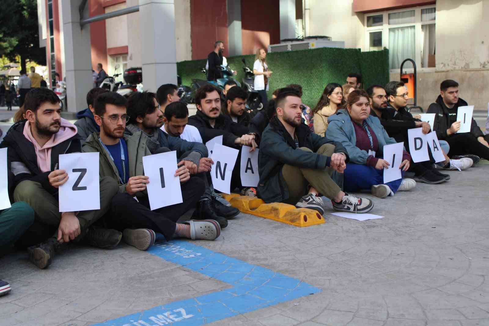 Saldırıya uğrayan doktora, sadece öğrencileri sahip çıktı
