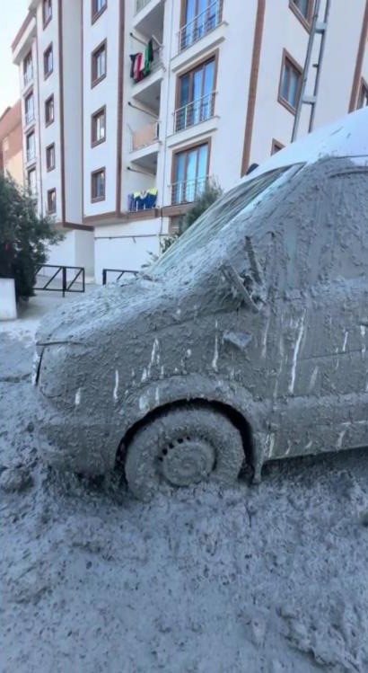 Pendik’te ani fren yapan kamyonun dorsesindeki çimento araçların üzerinde döküldü
