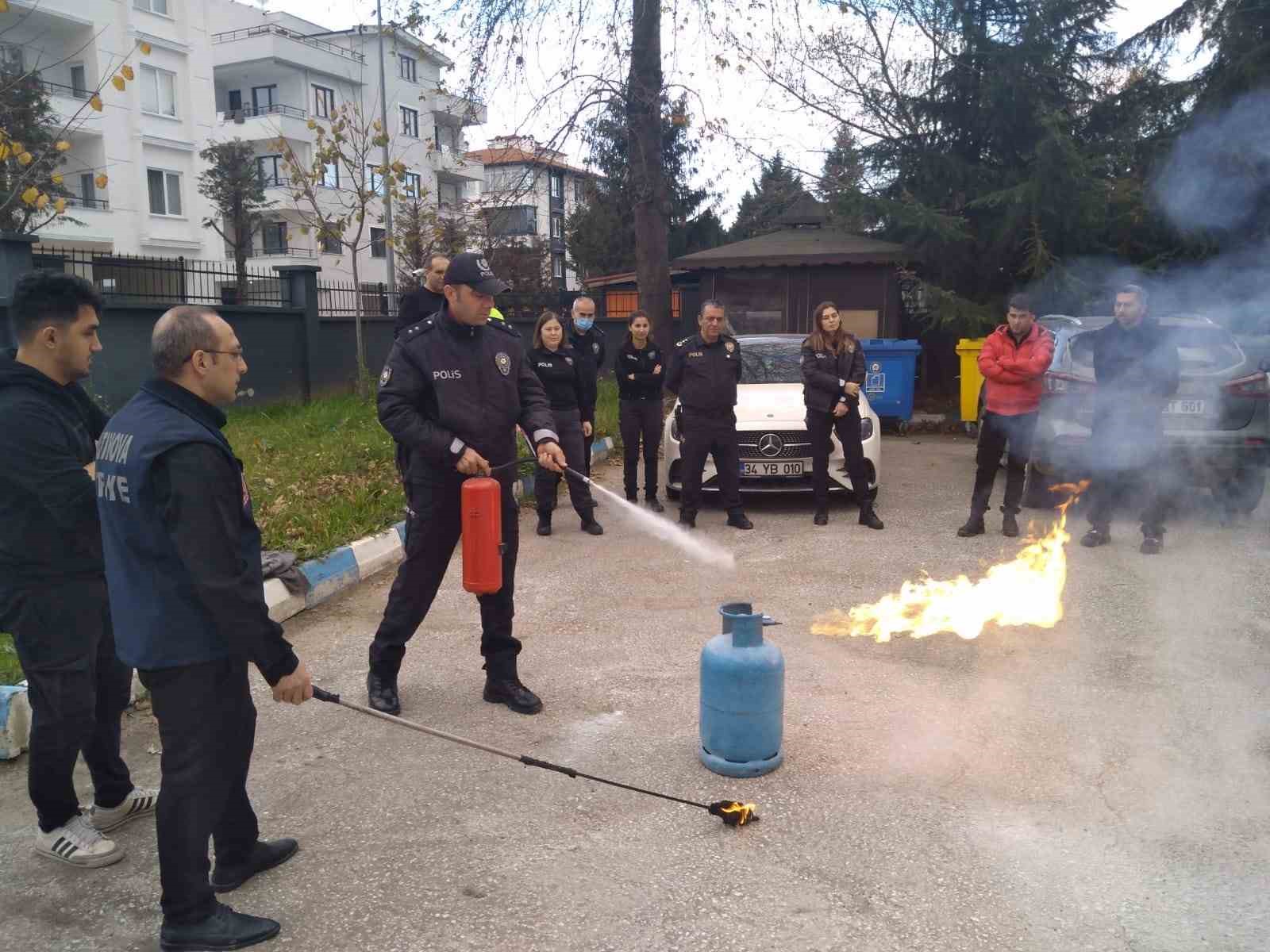 İl&ccedil;e Emniyet personeline yangın eğitimi
