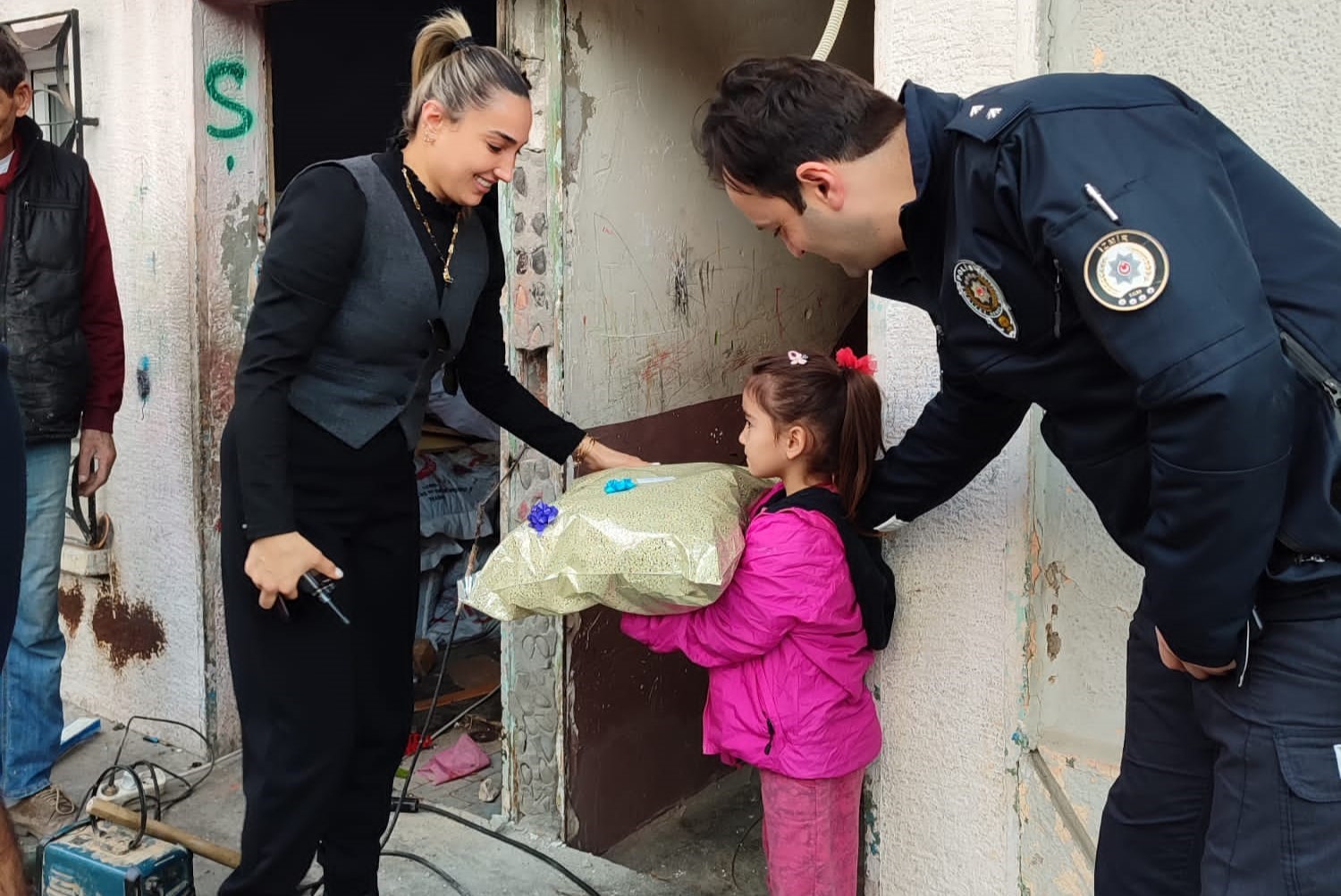 Konak polisinden çocuklara sürpriz yılbaşı hediyesi
