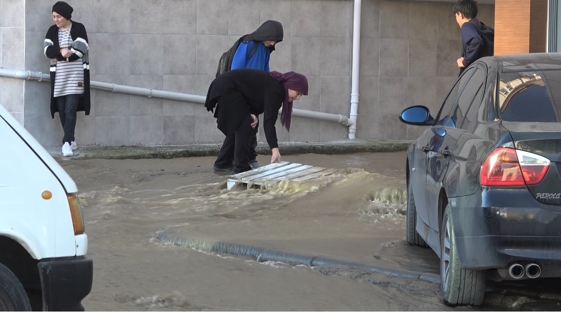 Su borusu patladı, yollar dere gibi aktı