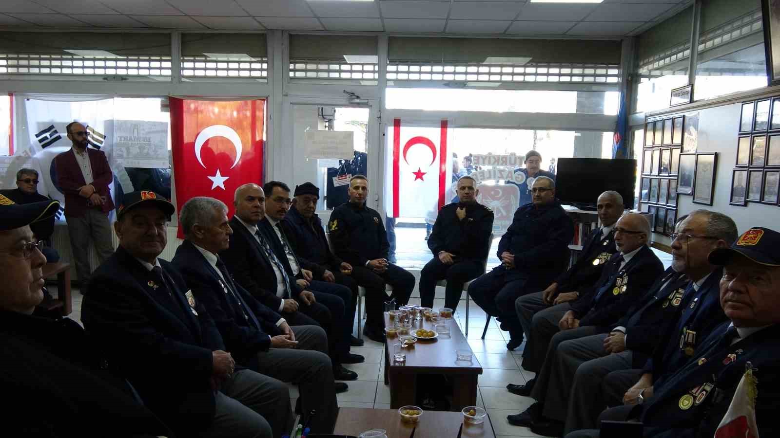 Burdur’da şehitler için Gaziler Derneği’nde lokma dağıtıldı