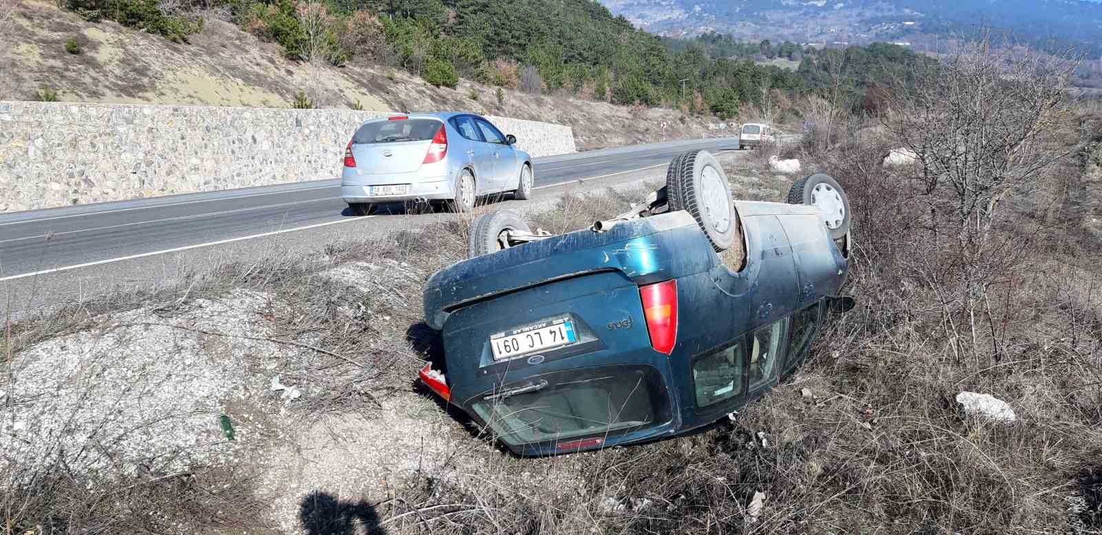 Bolu’da otomobil şarampole devrildi: 2 yaralı
