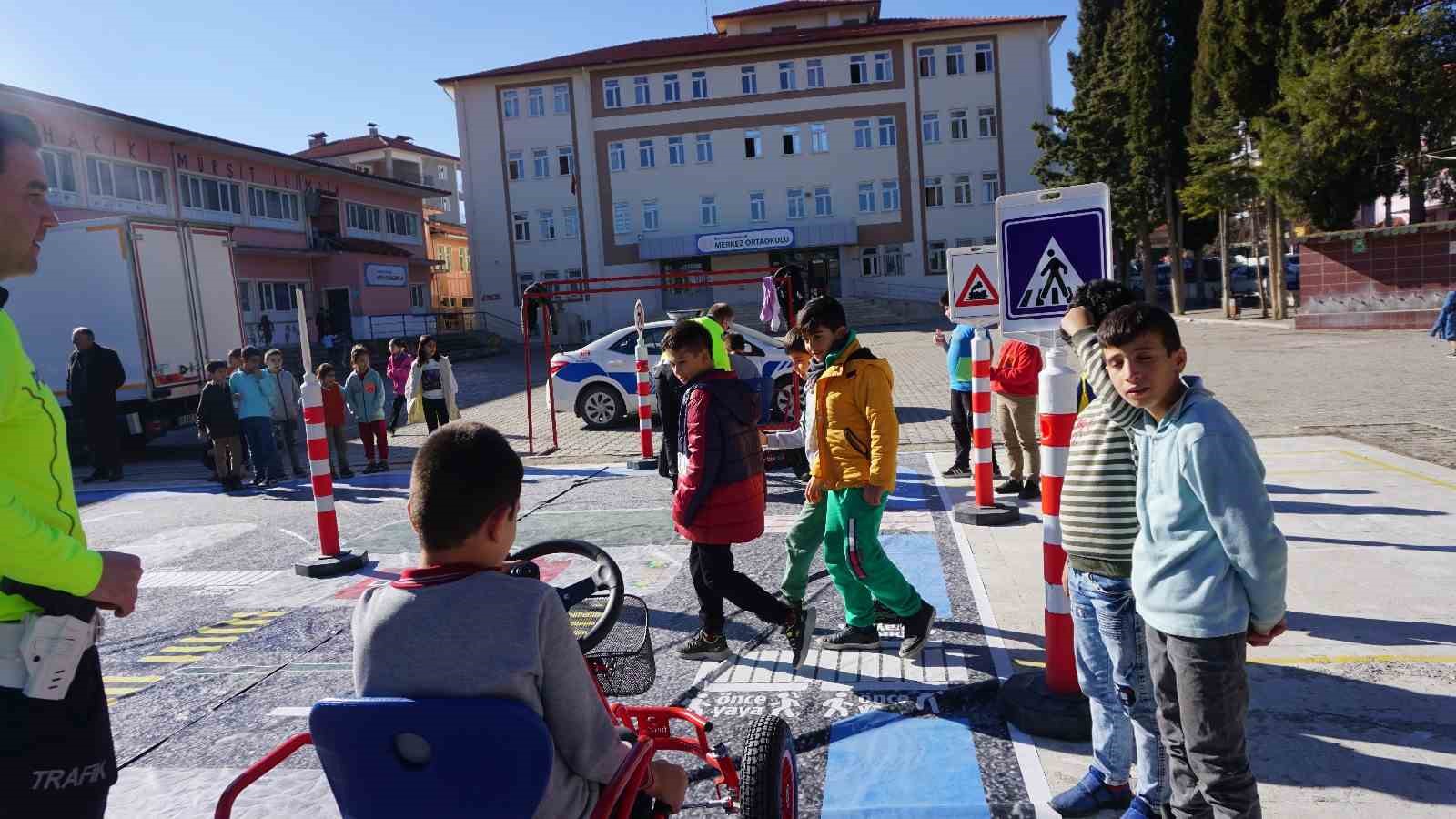 Burdurlu öğrenciler trafik parkında hem öğrendiler hem eğlendiler