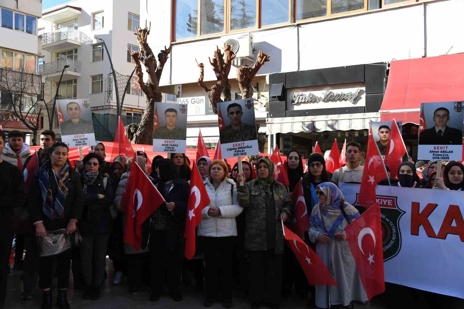 Ispartalı yüzlerce vatandaş şehitler için yürüdü
