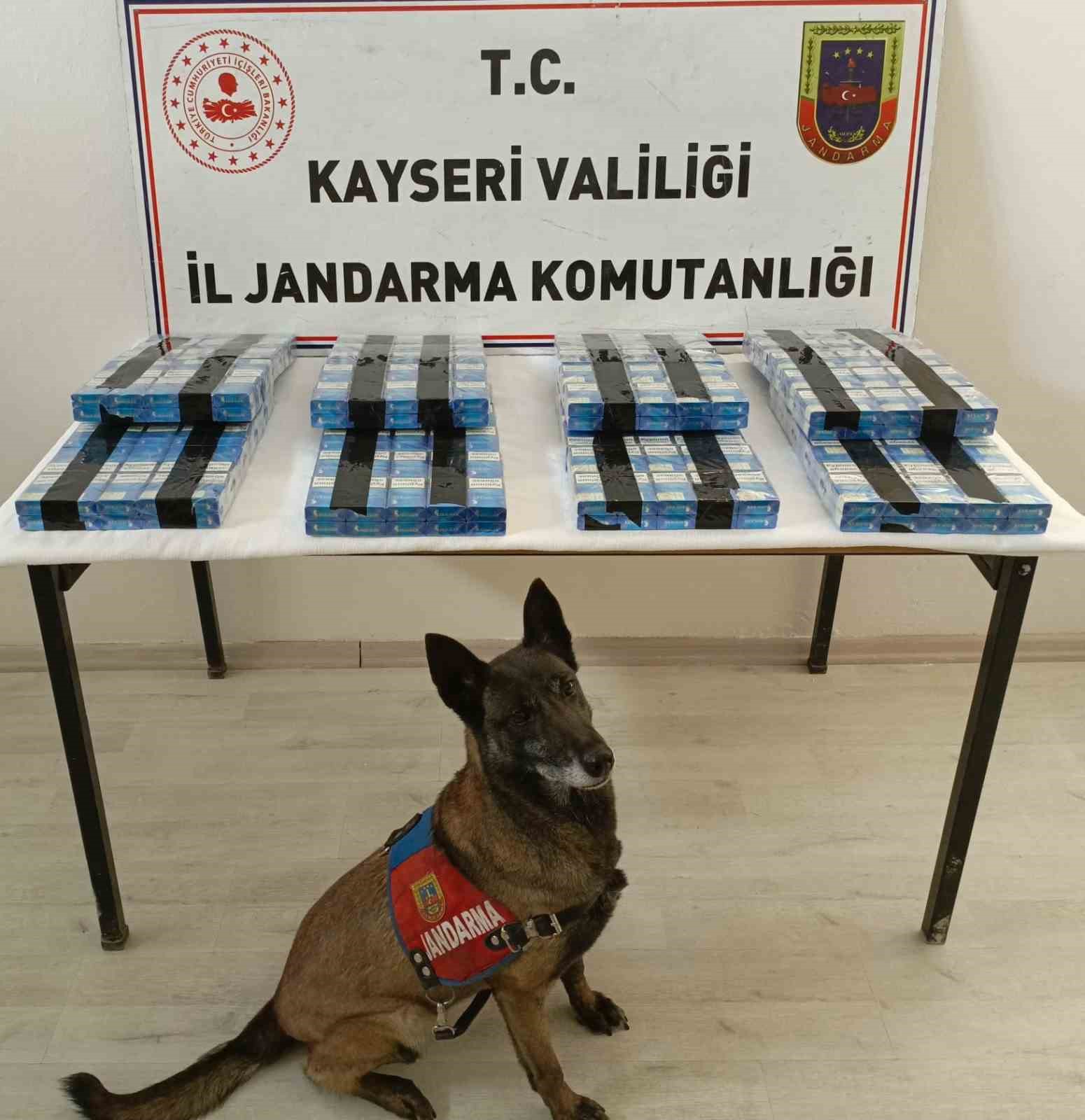 Durdurulan çekicide 400 paket kaçak sigara bulundu