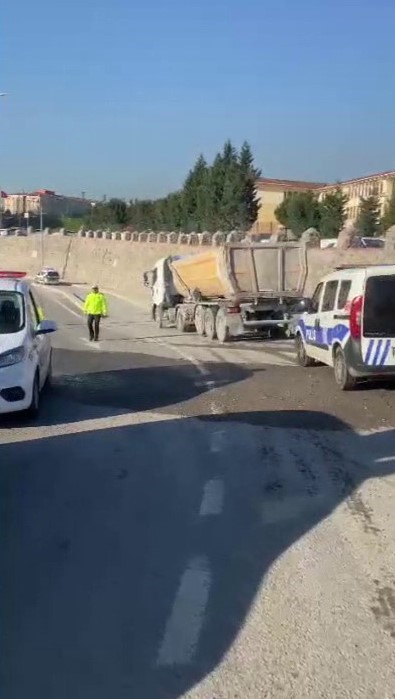 Pendik’te araçların üzerine çimento döken kamyon sürücüsüne 4 bin 559 TL ceza
