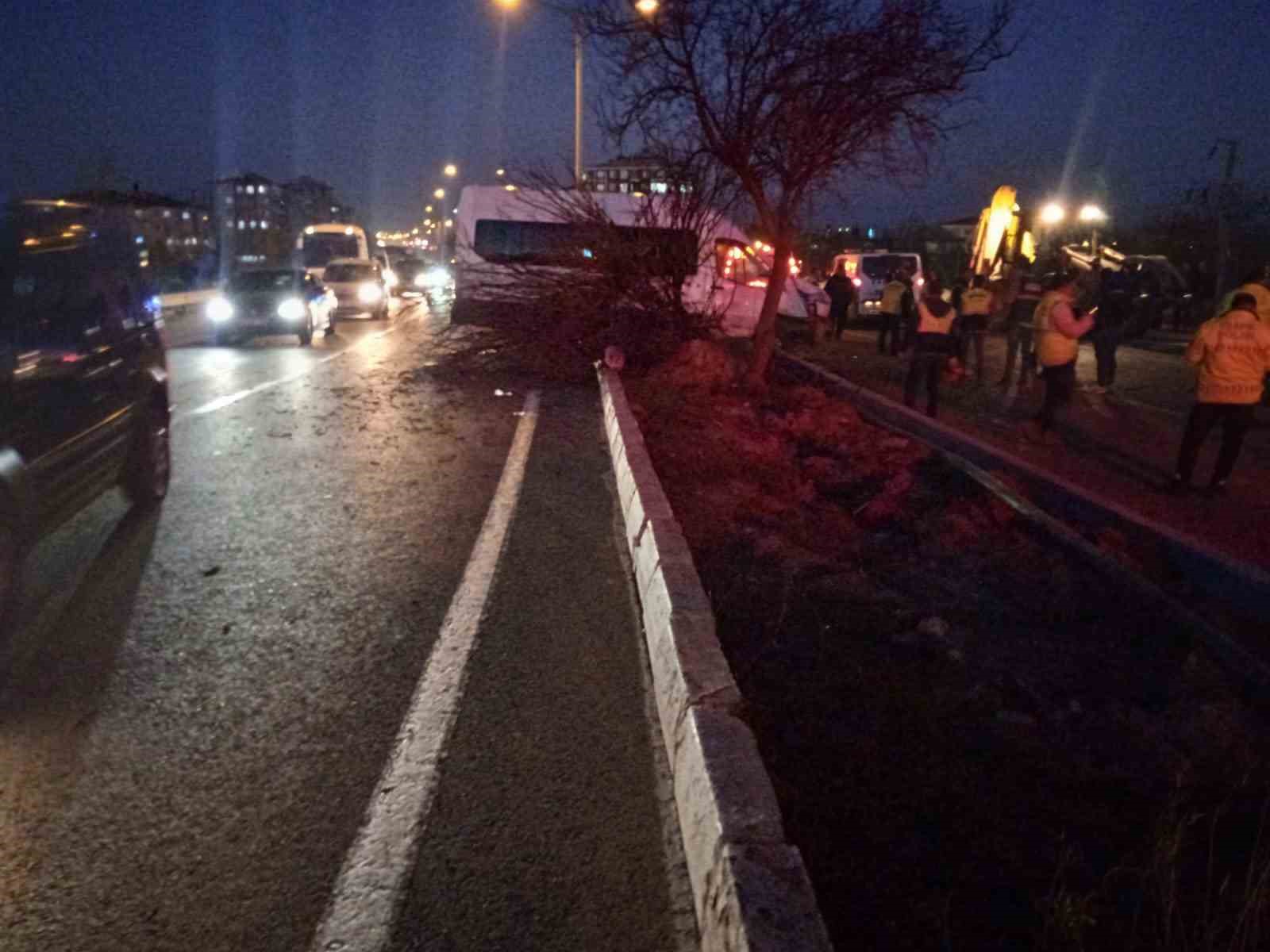 Afyonkarahisar’da işçi servisi refüje devrildi: 12 yaralı