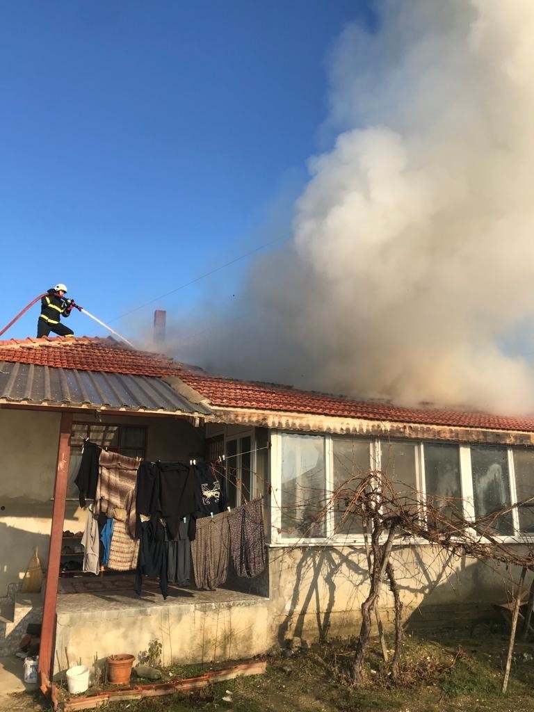 Burdur’da yangın çıkan ev kullanılamaz hale geldi