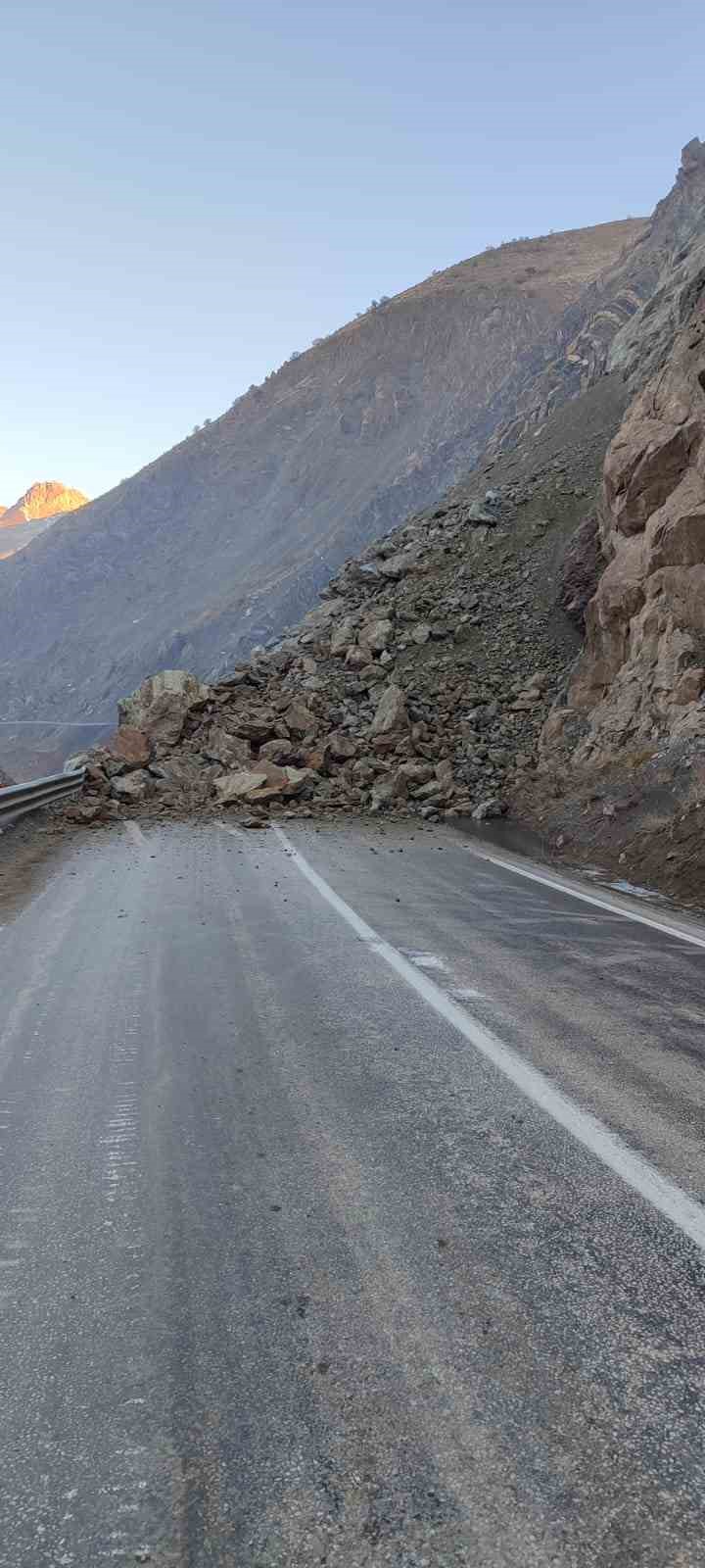 Yüksekova yolunda heyelan: 3 yaralı