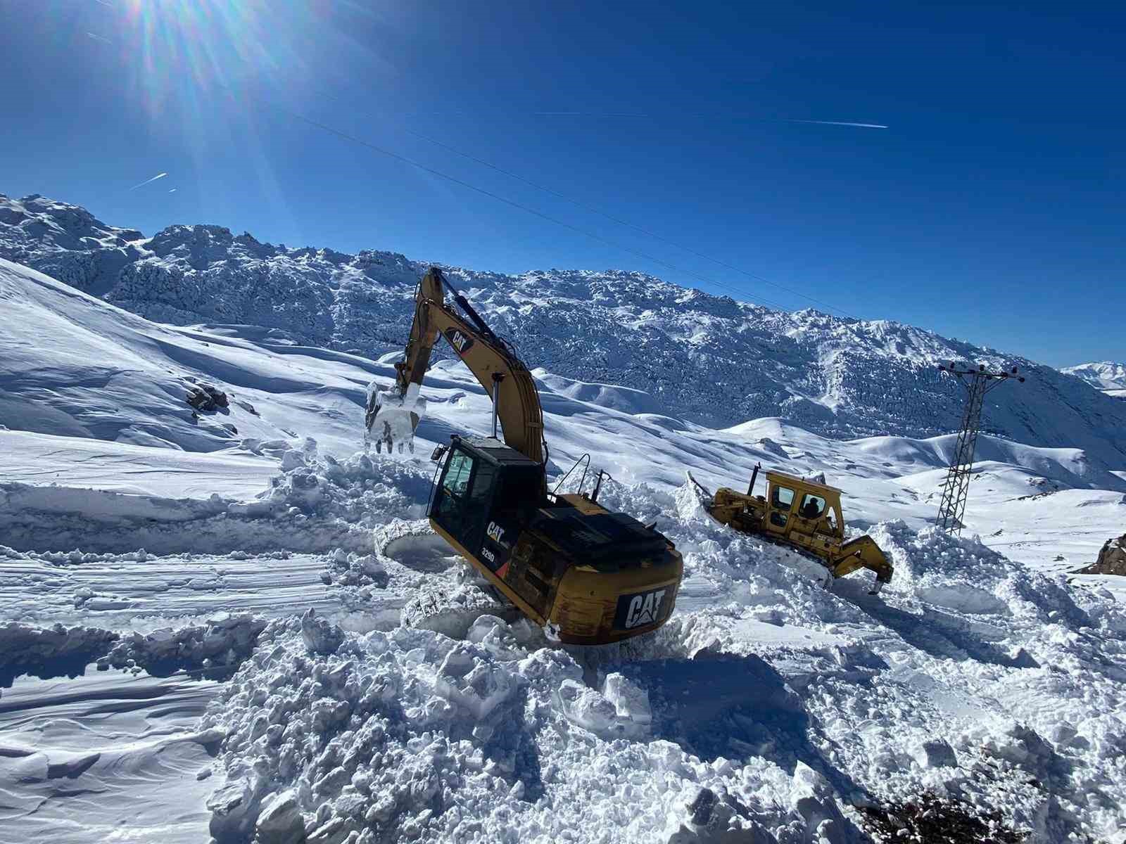 Şırnak’ta kar kalınlığı 2 metreyi aşınca dozer ve ekskavatör devreye girdi
