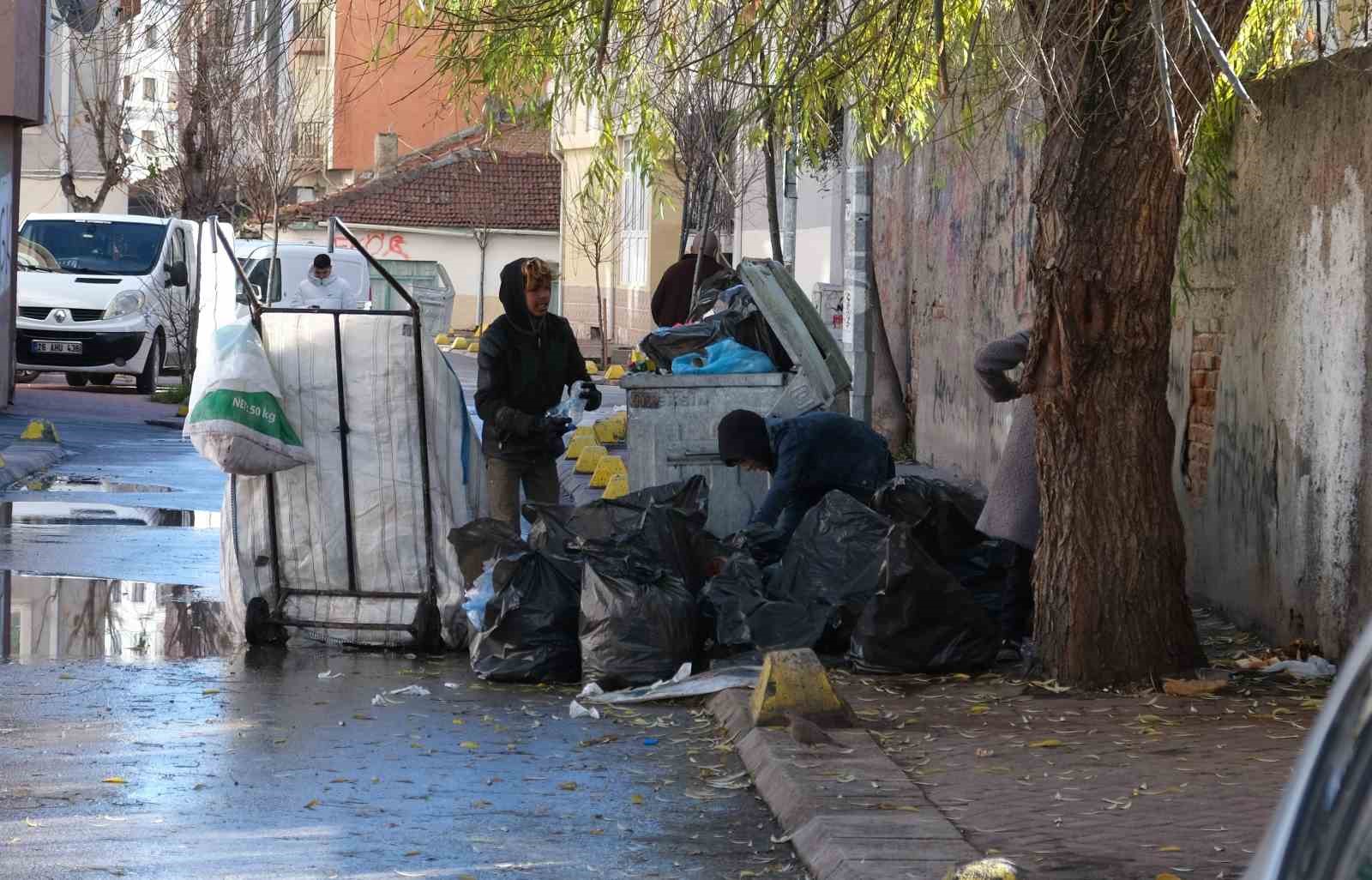 Sokaklarda karton toplayan çocuklar yürek burktu
