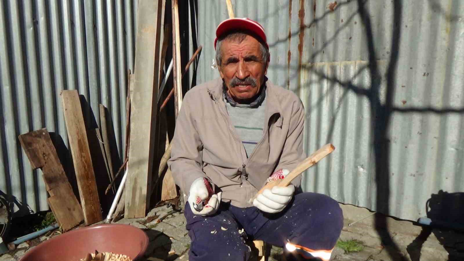 Babasından öğrendiği zanaat ile Parkinson hastalığıyla mücadele ediyor
