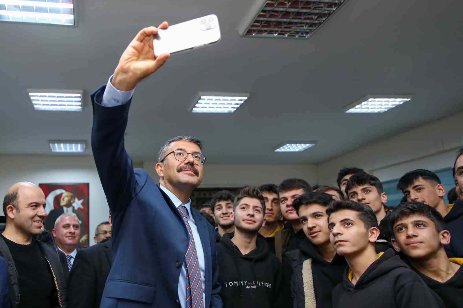Vali &Ccedil;elik: "Asli mesele iyi bir insan olmaktır"
