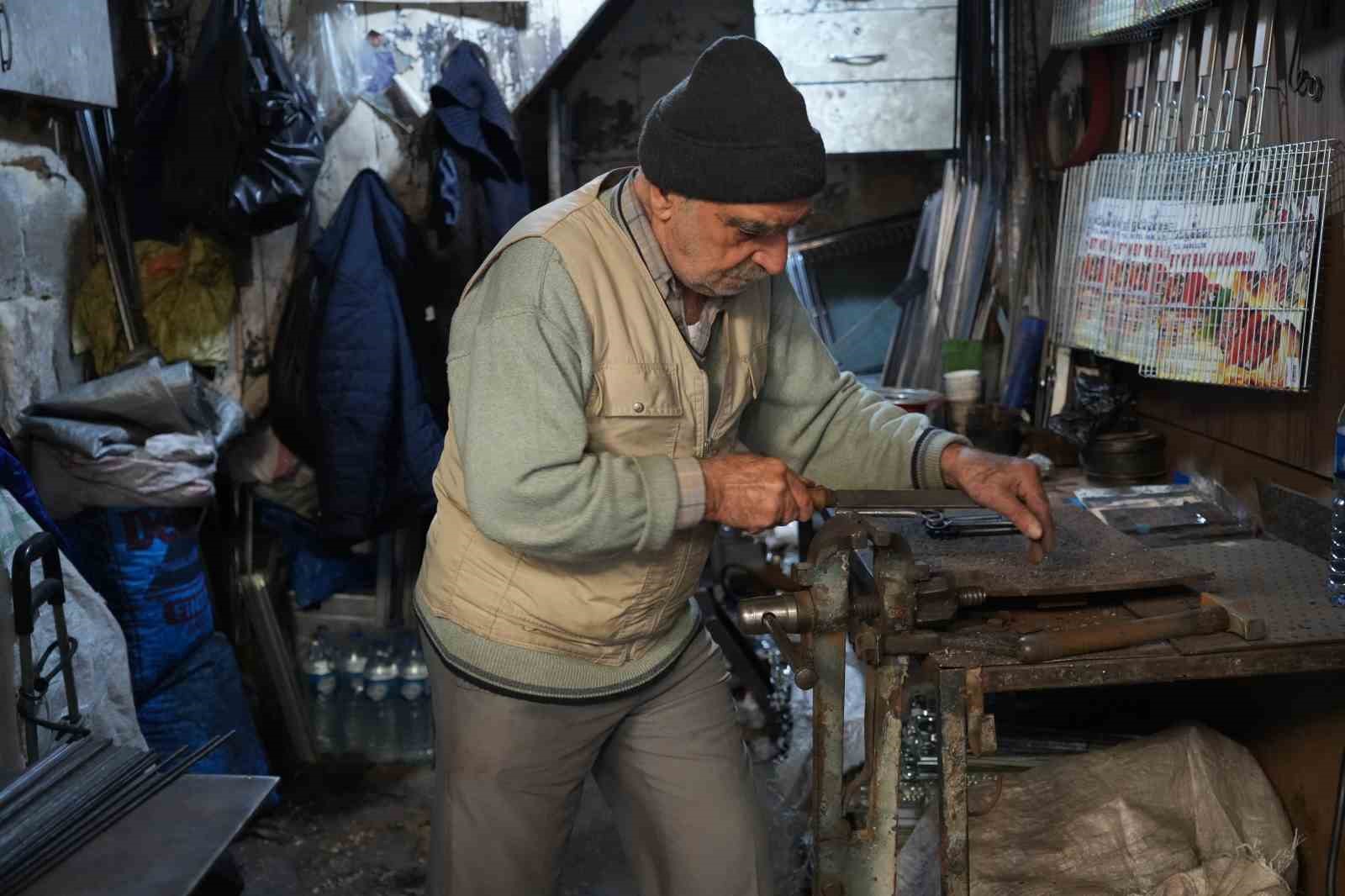 70 yıllık demirci ustası zamana ve teknolojiye direniyor
