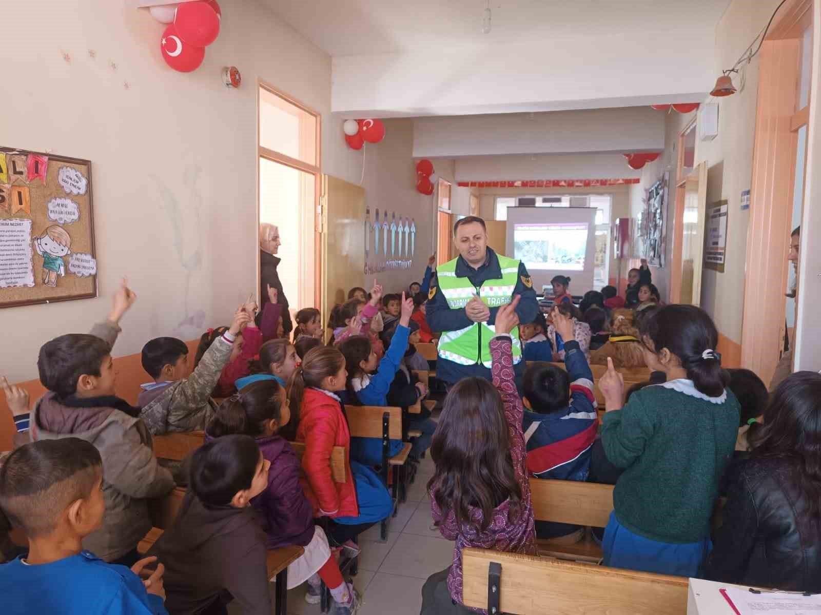 Jandarmadan &ouml;ğrencilere trafik eğitimi
