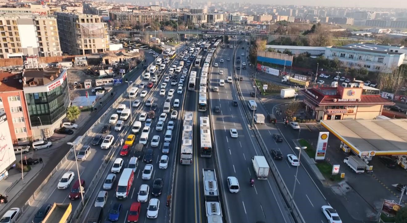 Metrobüs durağında çalışma yapan İBB’ye bağlı ekipler trafiği durma noktasına getirdi
