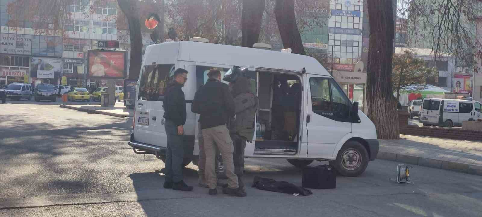 Iğdır Belediyesi önünde şüpheli paket alarmı
