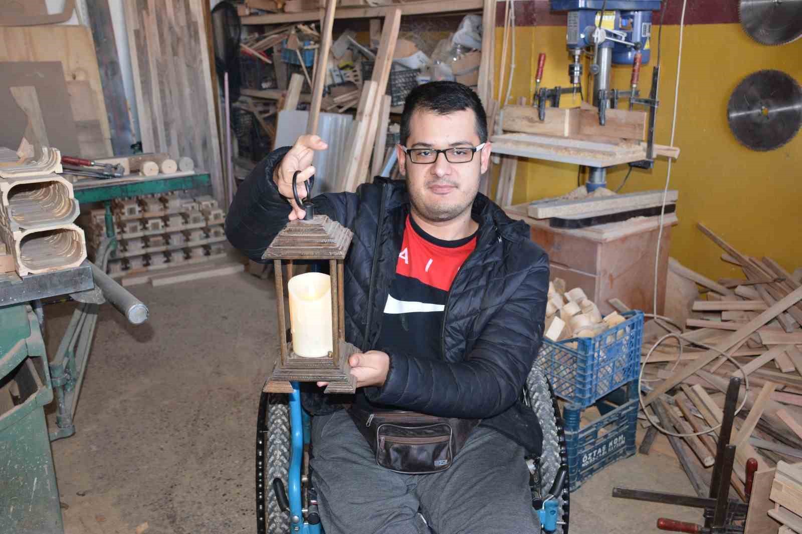 Vaktini ge&ccedil;irdiği at&ouml;lyede ekolojik ahşap oyuncak yaparak sosyal hayata adapte oluyor
