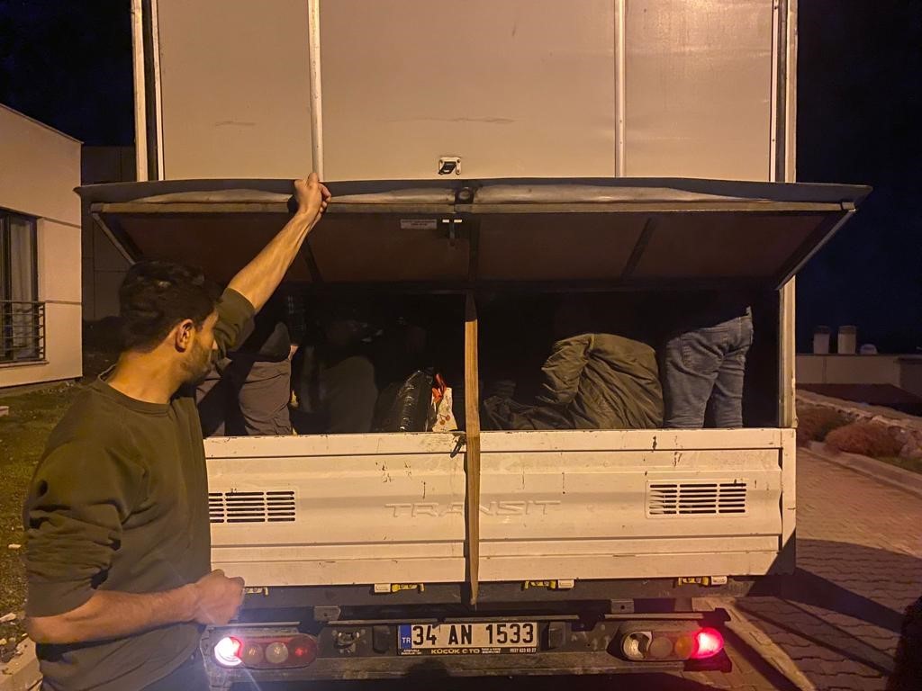 &Ccedil;anakkale&rsquo;de kamyonet i&ccedil;erisinde 41 ka&ccedil;ak g&ouml;&ccedil;men yakalandı
