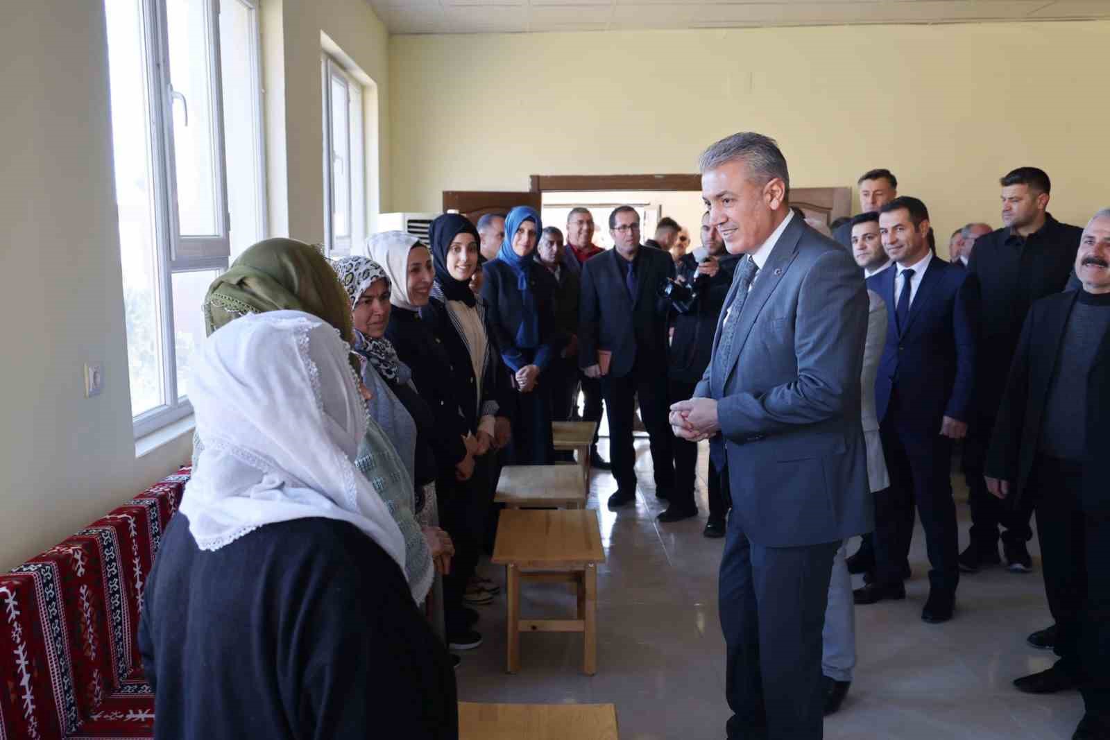 Mardin Valisi Akkoyun kırsal mahallelerde vatandaşların sorunlarını dinledi
