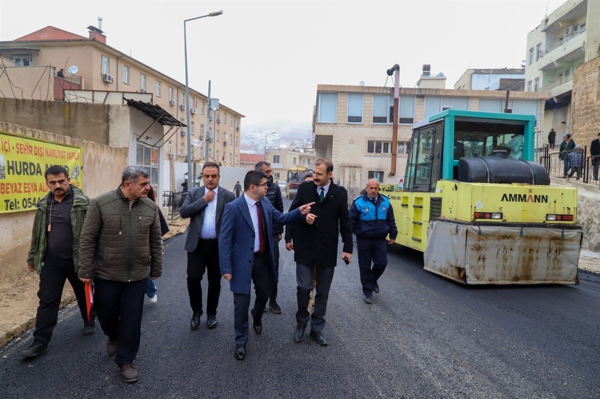 Savur’da yol asfaltlama çalışmaları devam ediyor
