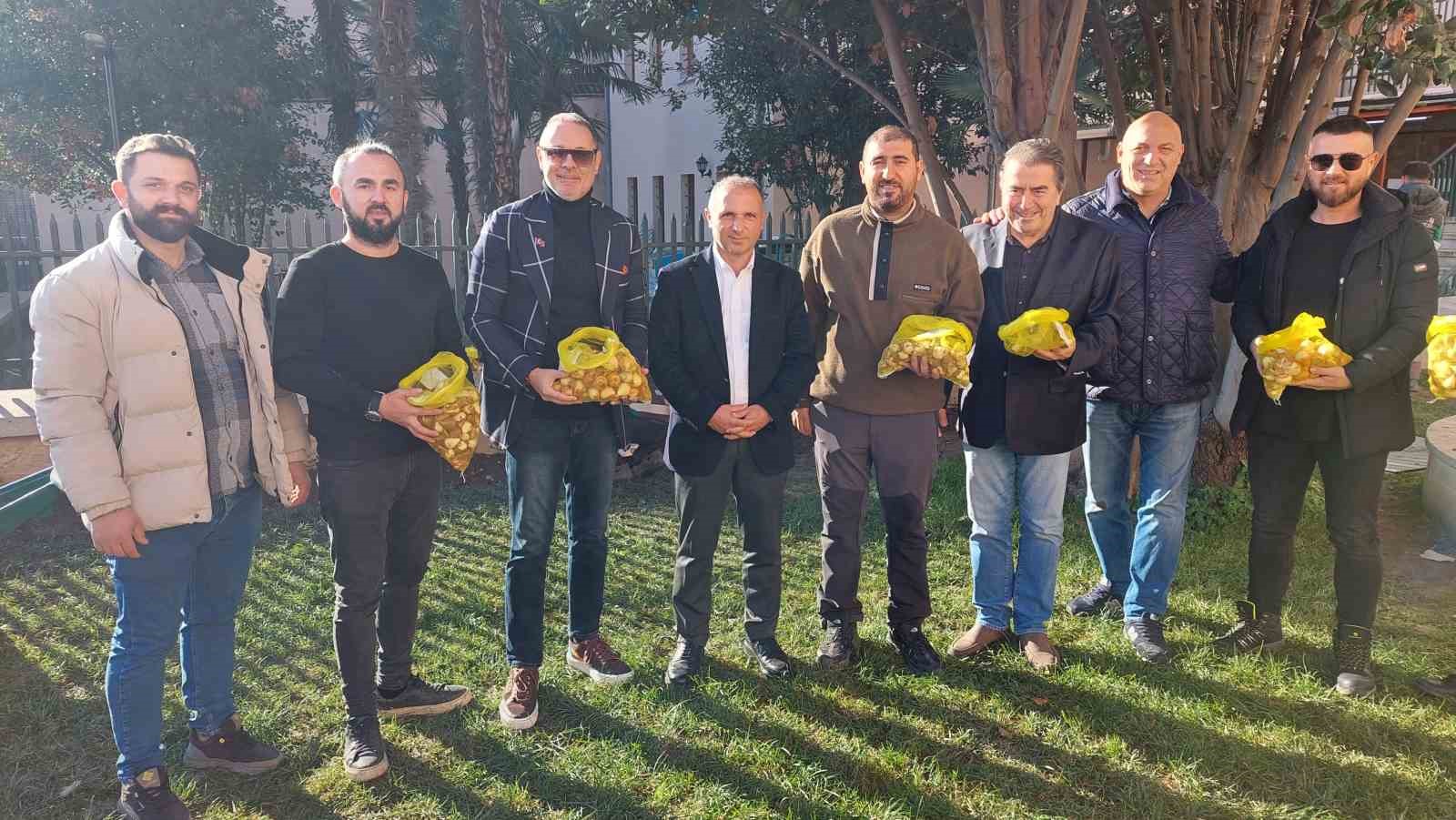 Baharı müjdeleyecek olan laleler Beyoğlu’nda toprağa dikildi
