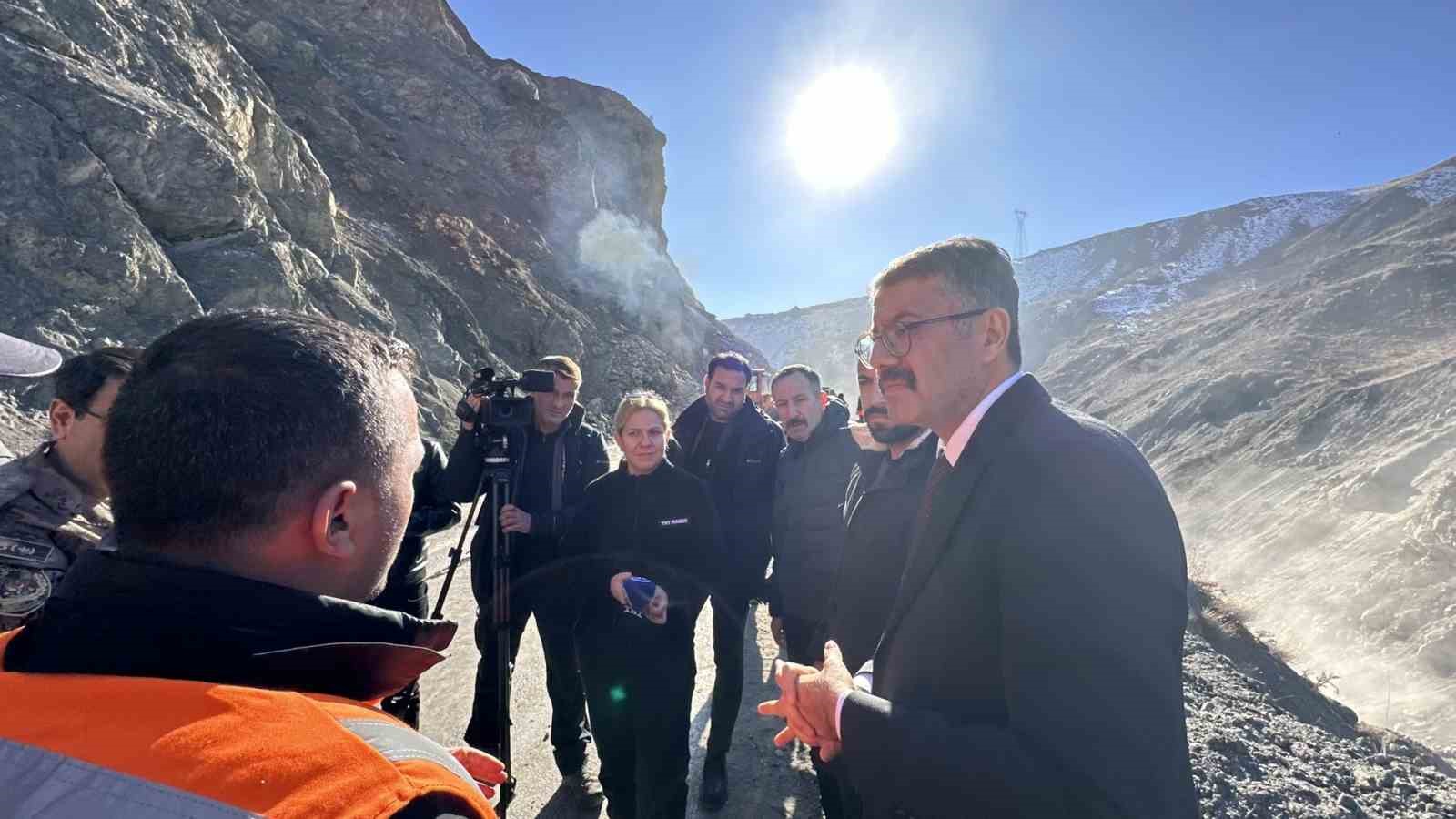 Vali &Ccedil;elik, heyelan b&ouml;lgesinde incelemelerde bulundu
