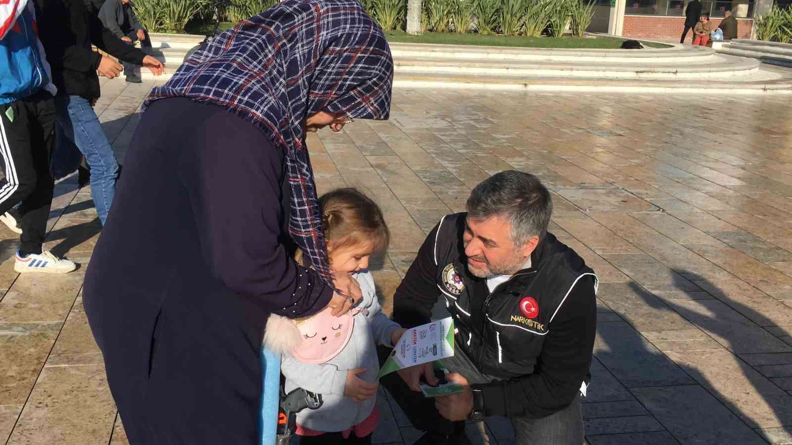 Narkotik polisi gençleri uyuşturucunun zararları hakkında bilgilendiriyor