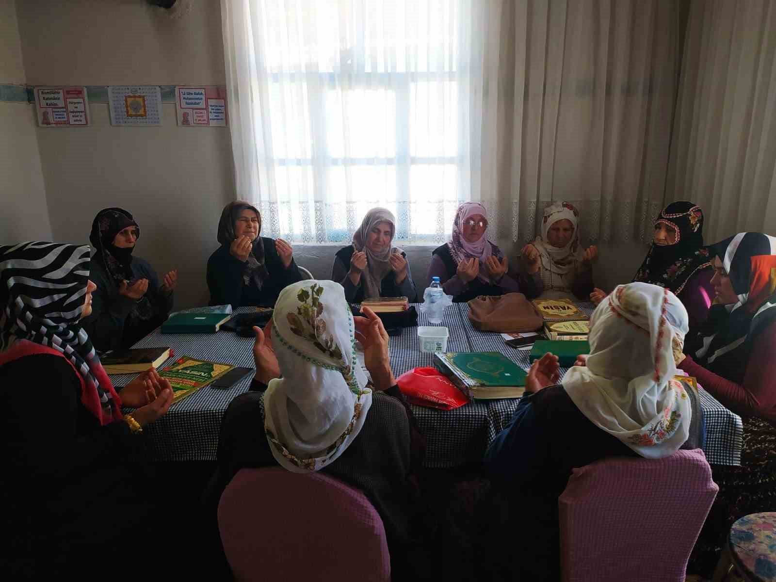 Amasya’da HEM kurslarında eller şehitler için semaya kalktı