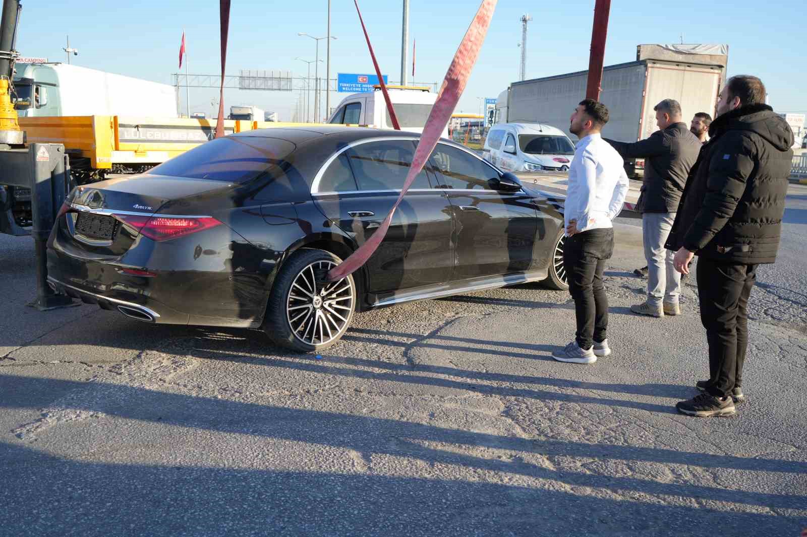 16 milyonluk otomobil basit bir kazada yolda kaldı