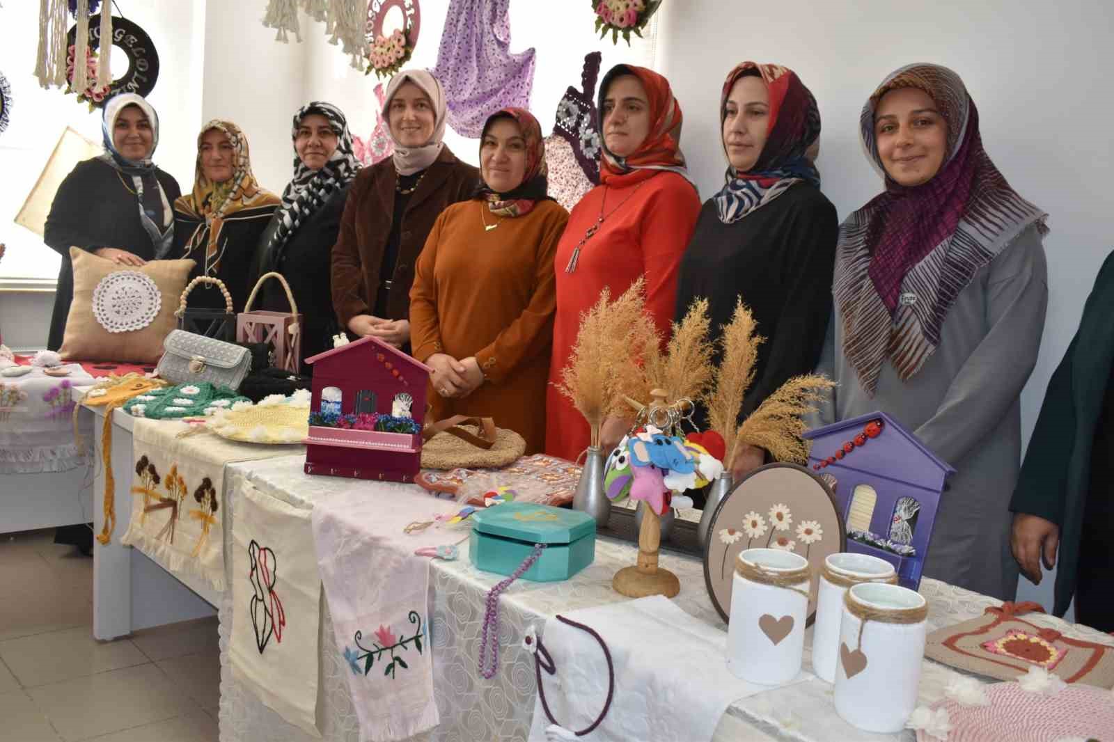 Kursiyer kadınlar sertifikalarını Vali Çelik’in eşinden aldı