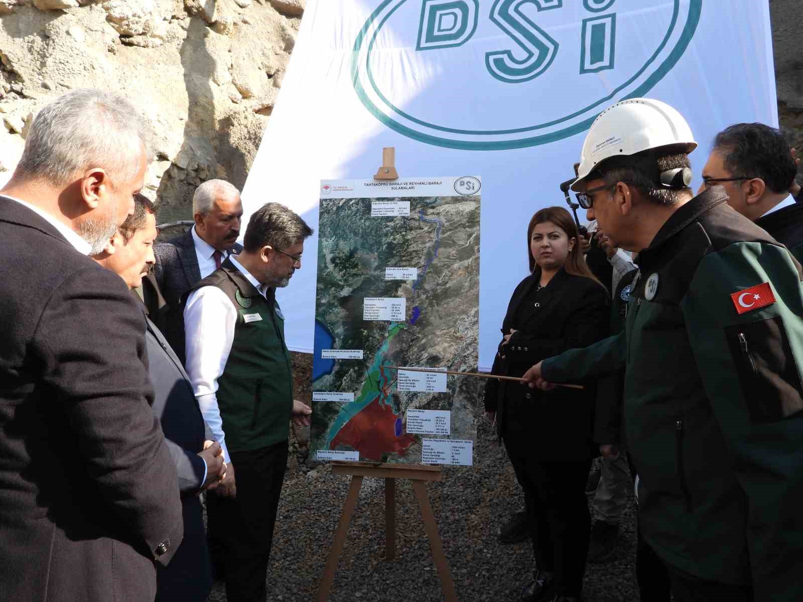 Bakan Yumaklı, yıllık 240 milyon metrek&uuml;pl&uuml;k suyu Reyhanlı Barajı&rsquo;na aktaracak &rsquo;Karasu reg&uuml;lat&ouml;r&uuml; ve derivasyon kanalı&rsquo; inşaatında incelemelerde bulundu
