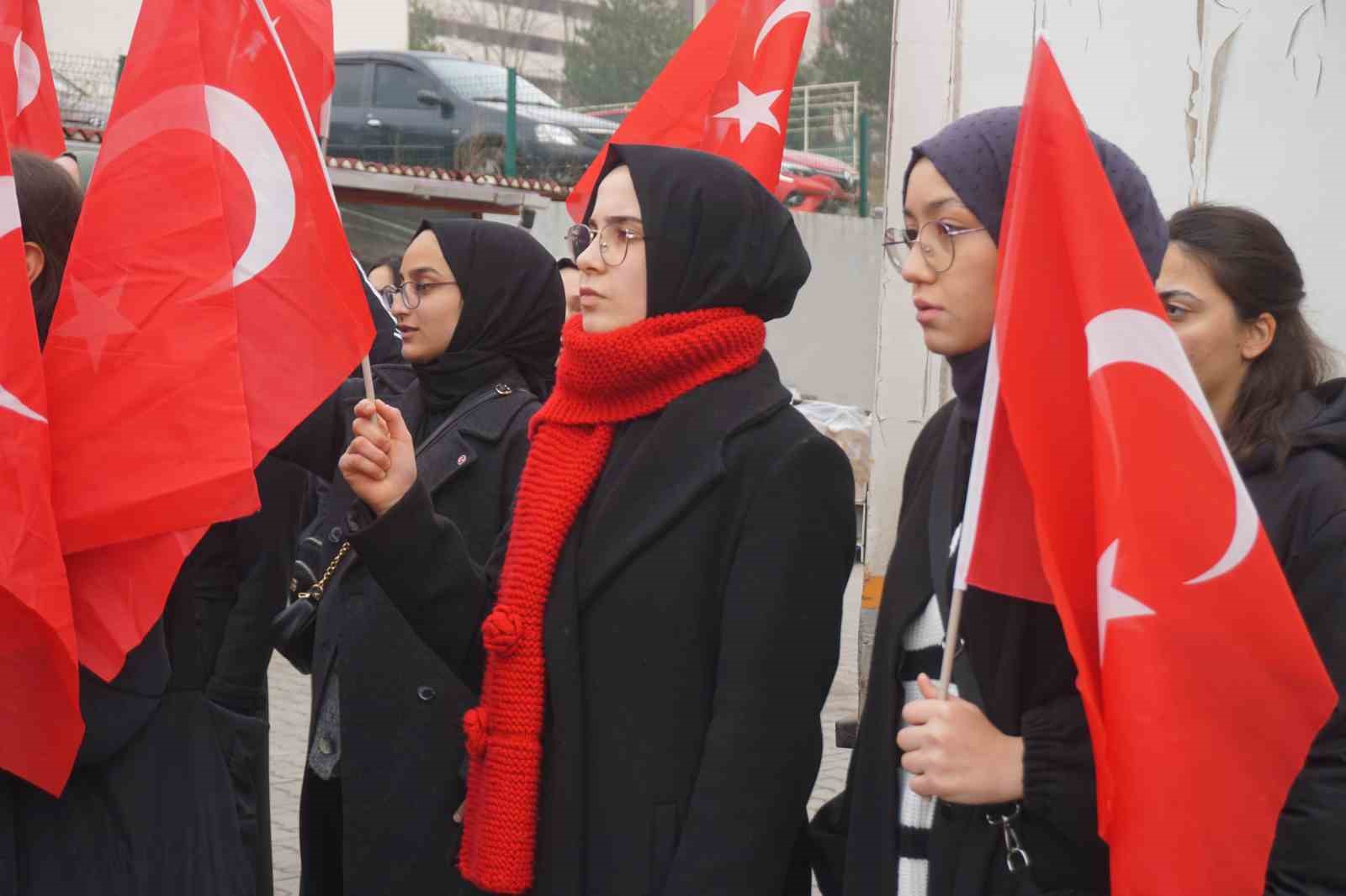 Edirne&rsquo;de &uuml;niversite &ouml;ğrencilerinden ter&ouml;re lanet y&uuml;r&uuml;y&uuml;ş&uuml;
