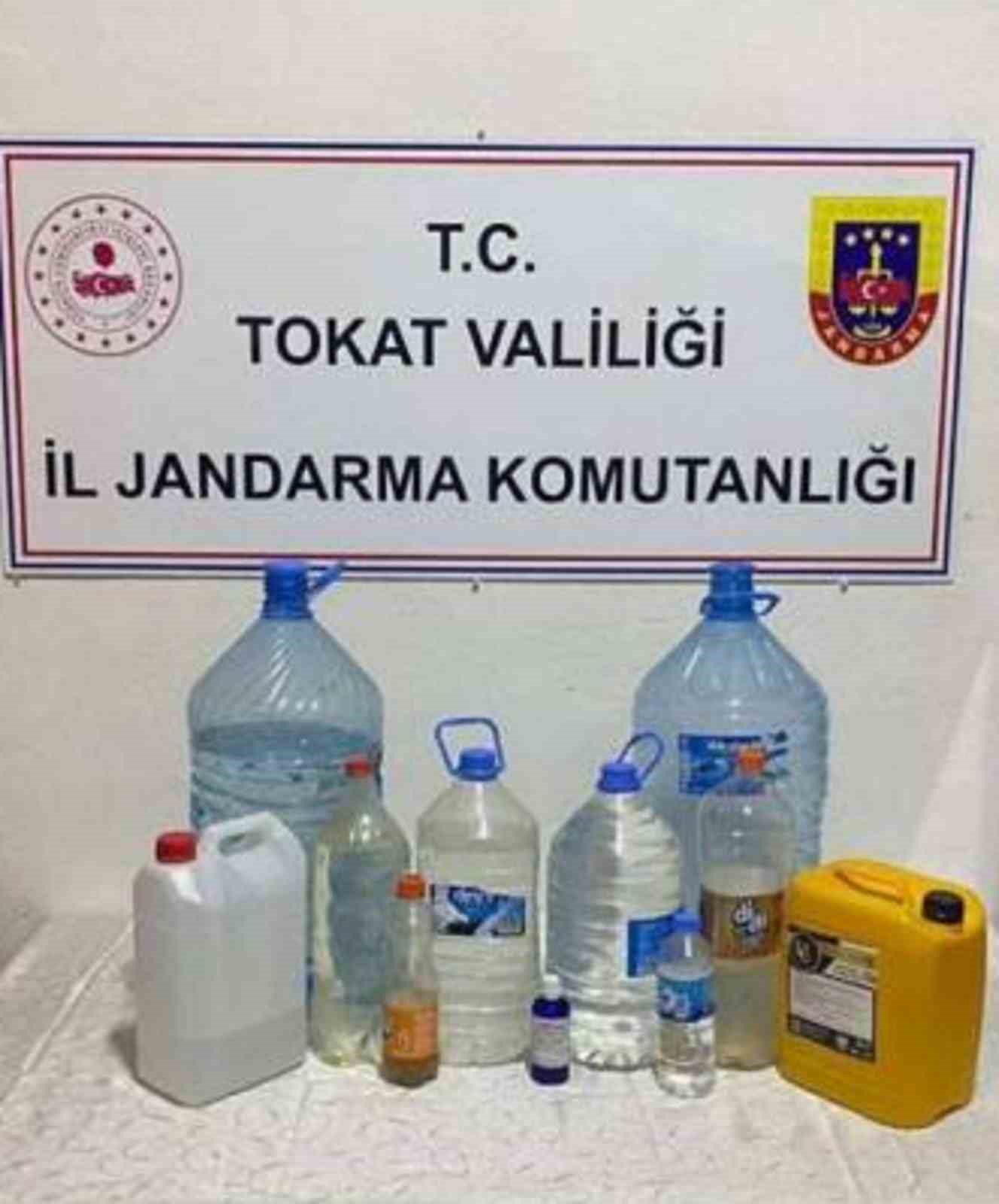 Tokat’ta yılbaşı öncesi 686 litre sahte alkol ele geçirildi