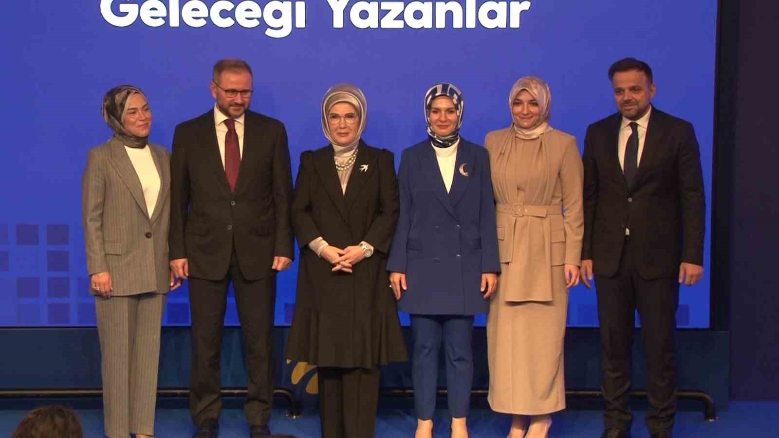 Emine Erdoğan: “Bu vatan, tüm alanlarda ve sınırlarda, gençliğimize emanet”
