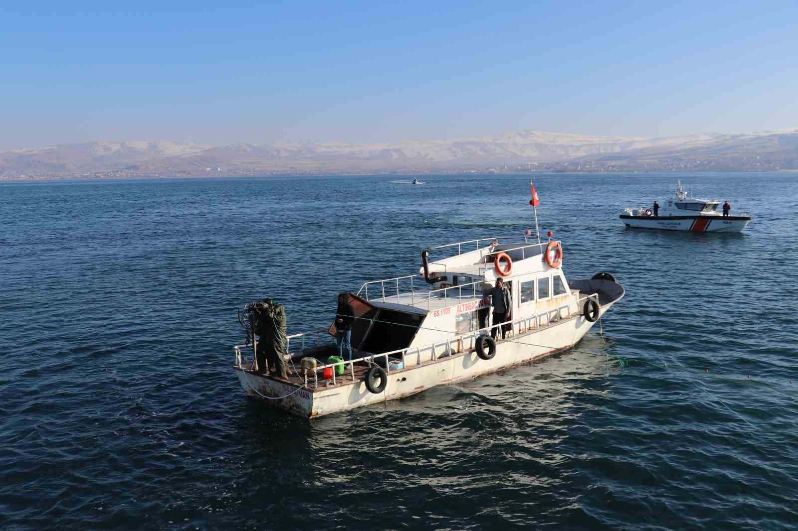 TBMM Su Ürünleri Araştırma Komisyonu üyeleri, Van Gölü’ne ağ atan balıkçıları ziyaret etti
