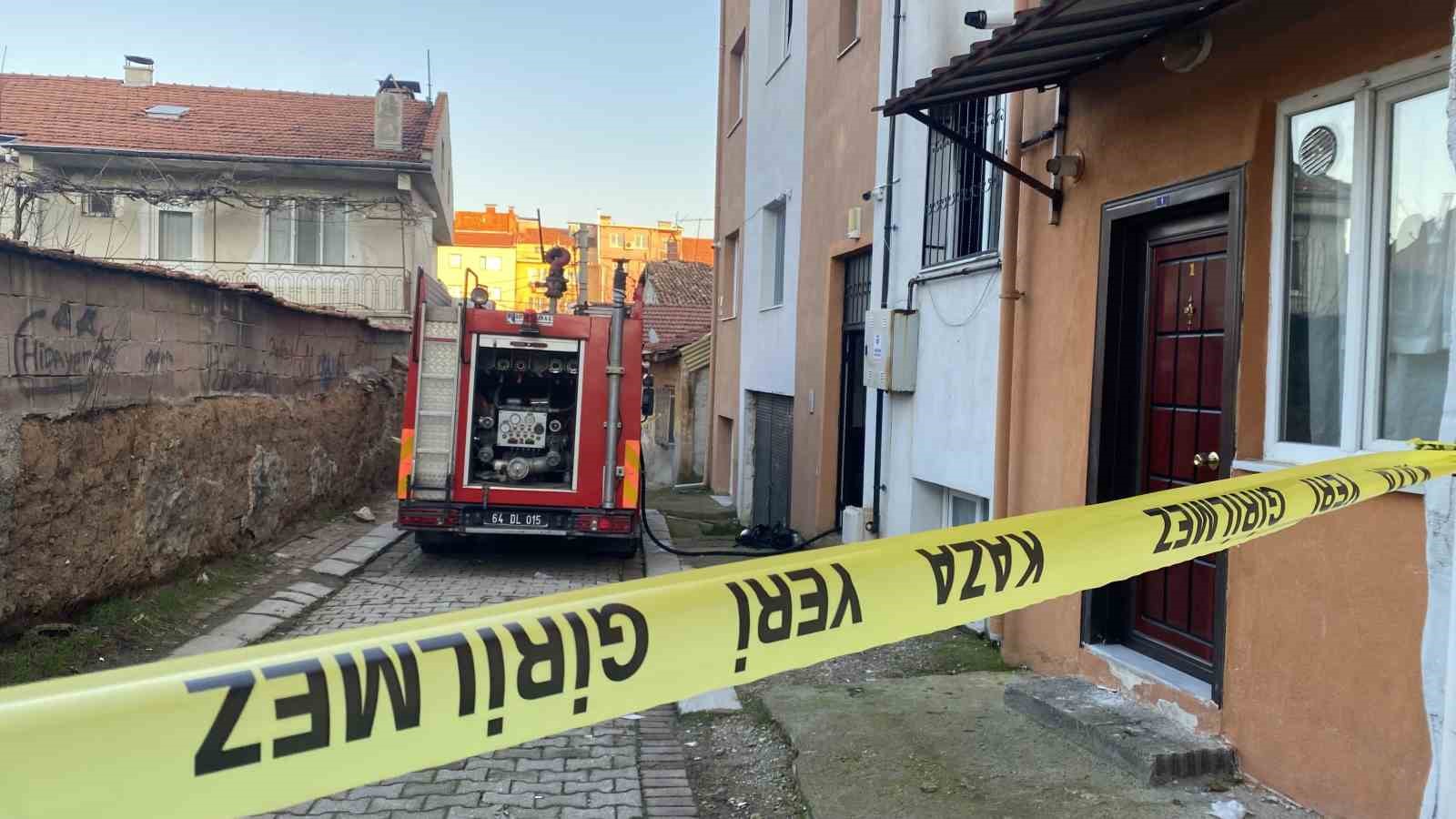 Uşak’ta 3 katlı binada çıkan yangında bir kişi dumandan etkilendi