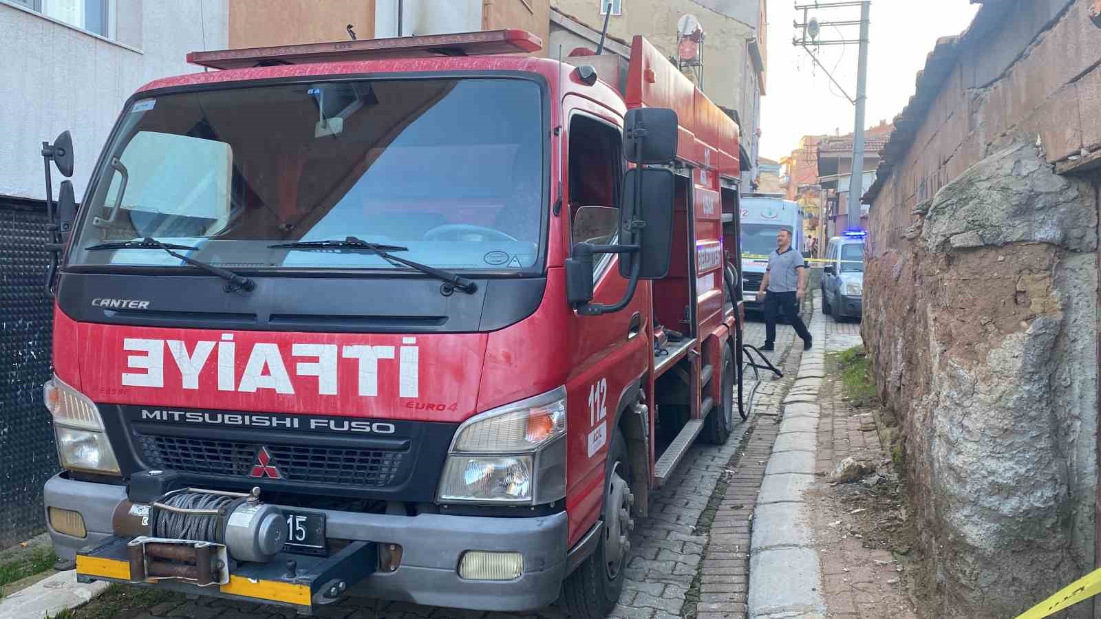 Uşak&rsquo;ta 3 katlı binada &ccedil;ıkan yangında bir kişi dumandan etkilendi
